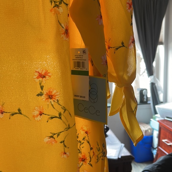 CeCe blouse 👚 - Picture 2 of 6